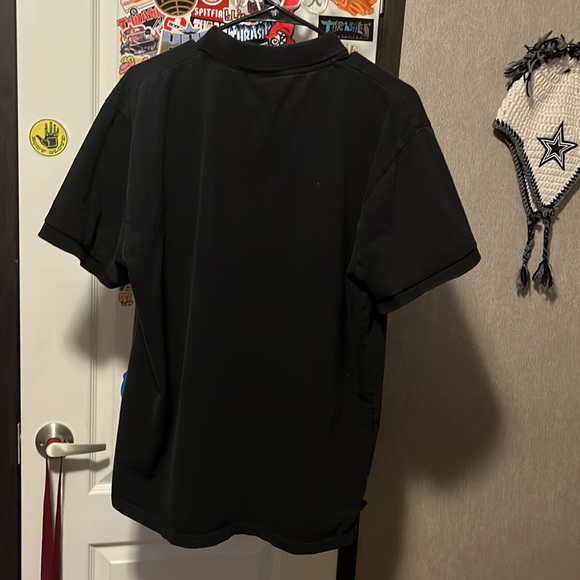 I’m selling a MAC TOOLS button up, black and red - Picture 2 of 2